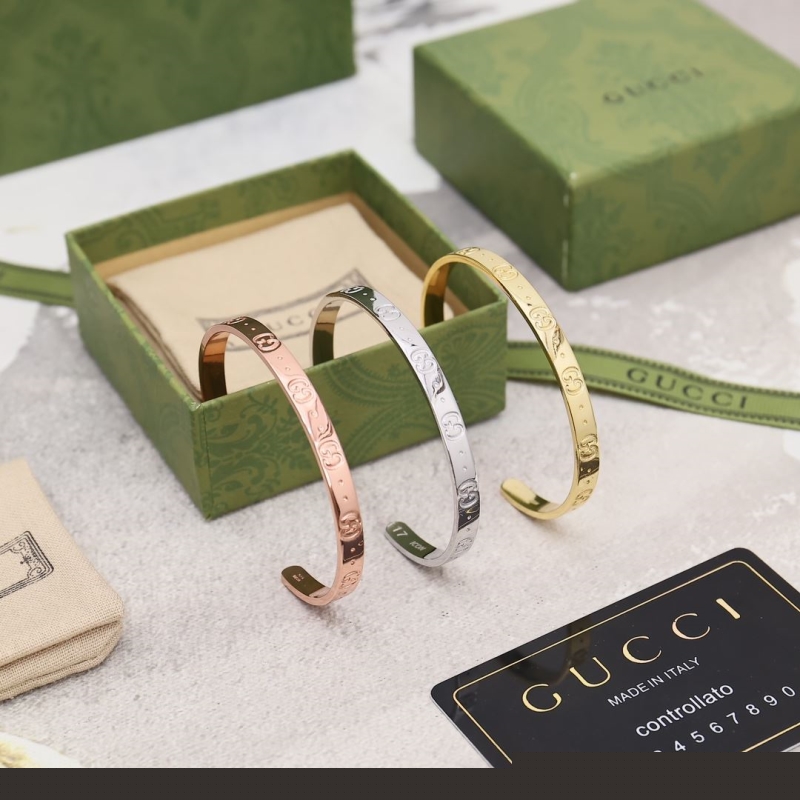 G*u*i bracelets